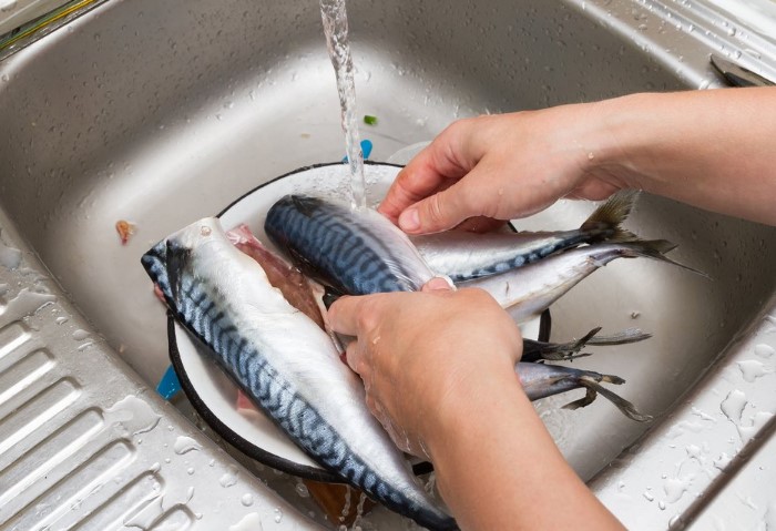 Рыбу без чешуи достаточно просто промыть в воде и разделать / Фото: skumbriya-retsept.ru