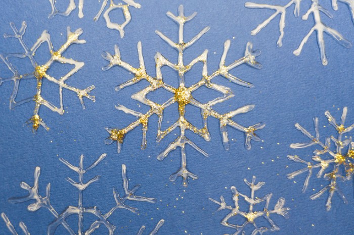 Сделайте снежинки с помощью клеевого пистолета или «жидкого стекла» / Фото: rorina.ru