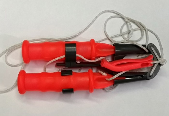 Предмет выглядит как два острых штыря с пластиковыми или деревянными ручками, которые соединены полутораметровой веревкой / Фото: spb.trophyfishing.ru