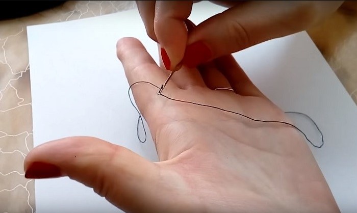 Потрите ушком нитку, чтобы образовалась петелька, которая сама пролезет в ушко / Фото: mtdata.ru