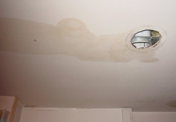 Тканевый потолок очистит кальцинированная сода или вододисперсионная краска / Фото: sdelaipotolok.com
