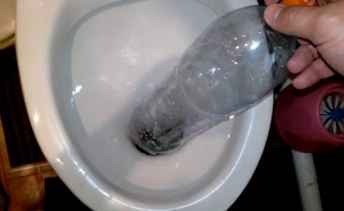 Из пластиковой бутылки получится отличная замена вантузу / Фото: freelancehack.ru