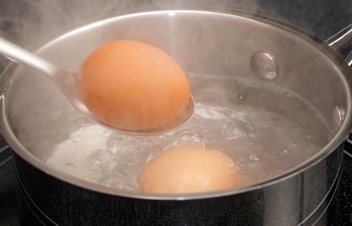 Жидкость из-под вареных яиц обладает массой полезных свойств