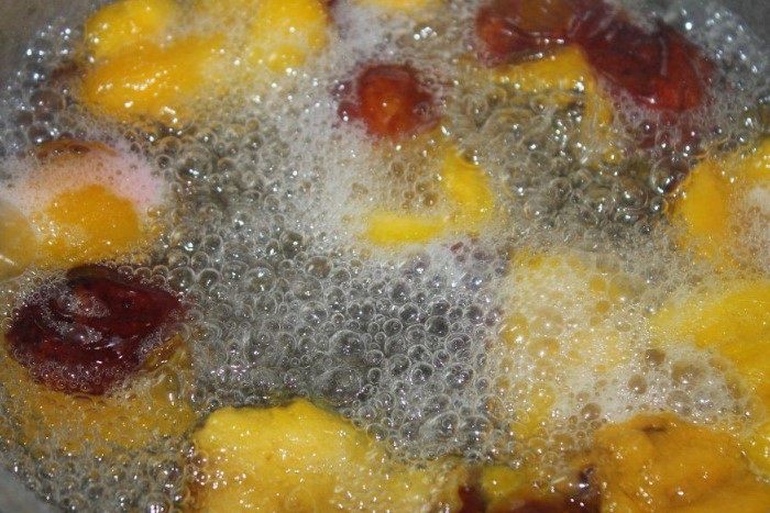При варке косточковых фруктов на поверхности кастрюли часто появляются белые пузырики / Фото: vpuzo.com
