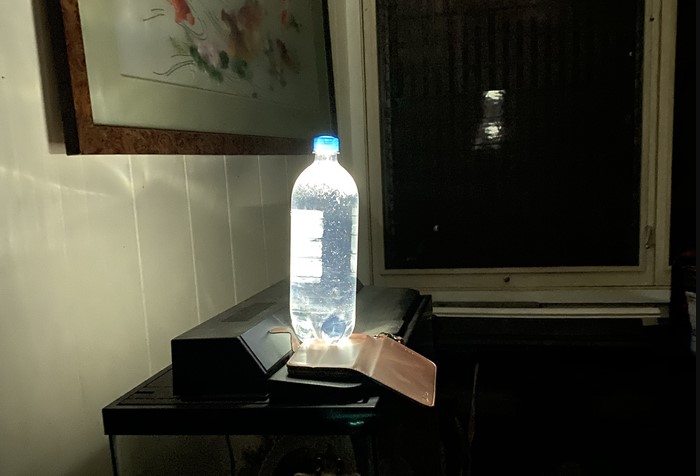 Вода в бутылке рассеет мягкий свет по комнате / Фото: reddit.com
