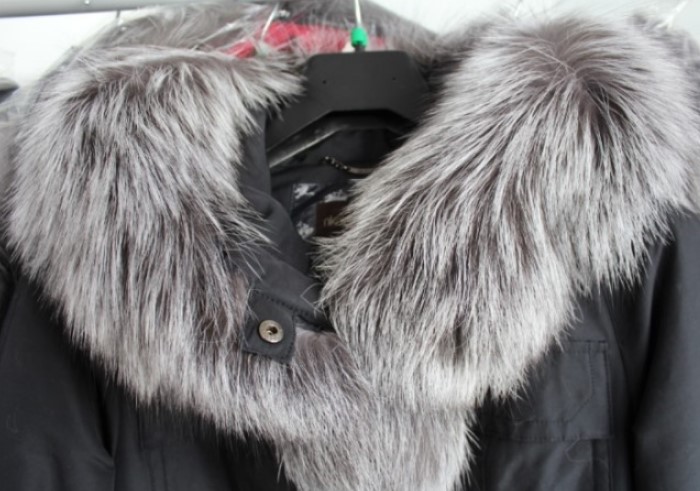 При стирке несъемного воротника важно учитывать материал куртки или пуховика / Фото: veseldom.com