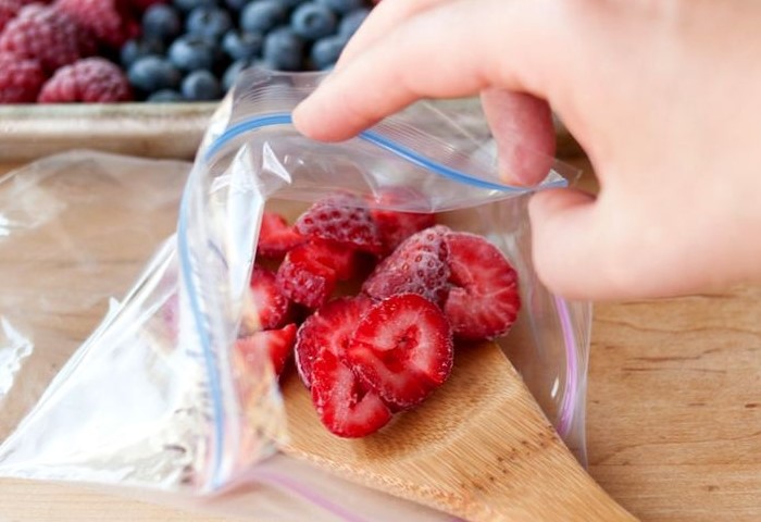 Замораживать ягоды лучше всего маленькими порциями / Фото: vokrugsada.ru