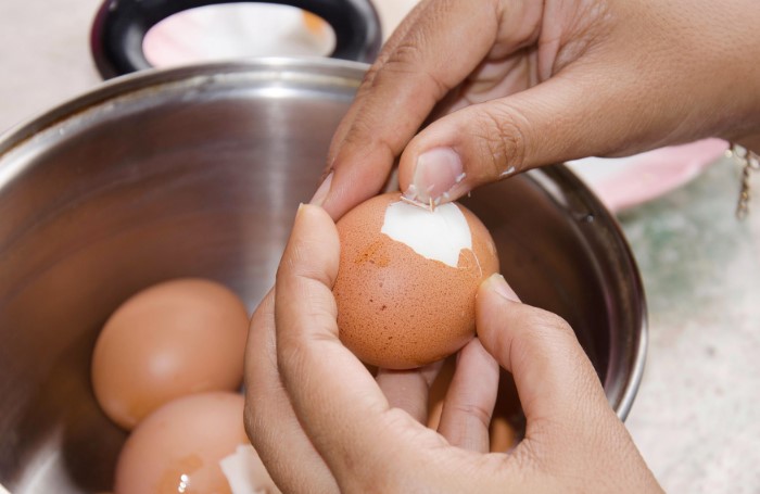 Яйцо будет чиститься проще, если перед отвариванием проткнуть его иглой / Фото: media4.s-nbcnews.com