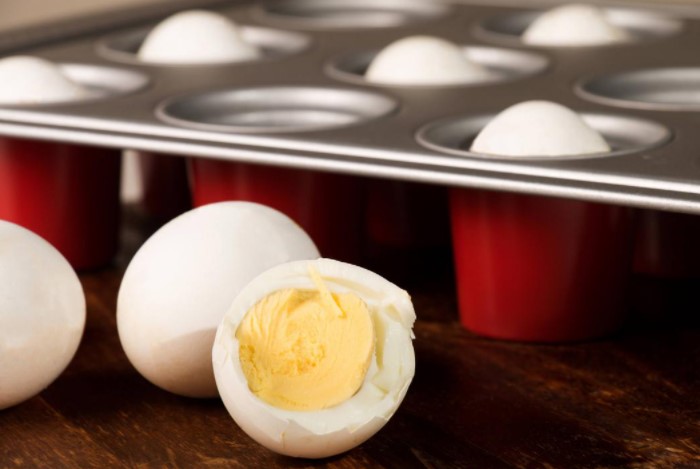 Возьмите форму для кексов небольшого размера и выложите в нее яйца, чтобы они стояли / Фото:fb.ru