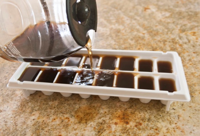 С замороженными кубиками кофе получатся вкусные прохладительные напитки / Фото: hackable.com