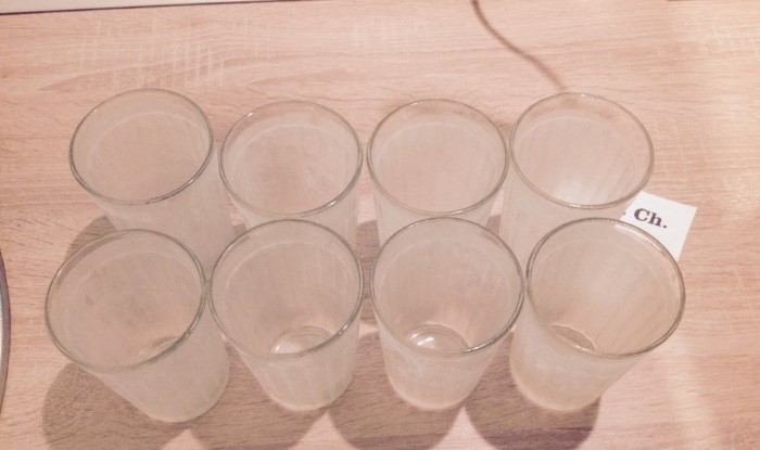 В замороженных стаканах напитки будут дольше оставаться холодными / Фото: patee.ru