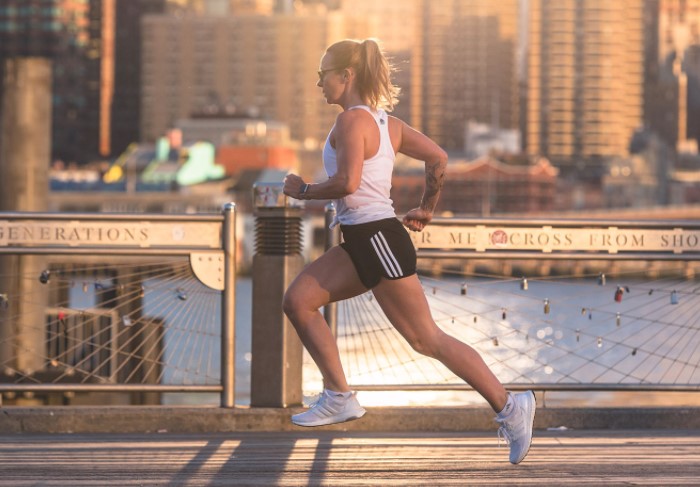 Благодаря эстрогену мышцы устают позже, поэтому девушки могут тренироваться на 75% дольше / Фото: runningbrina.com