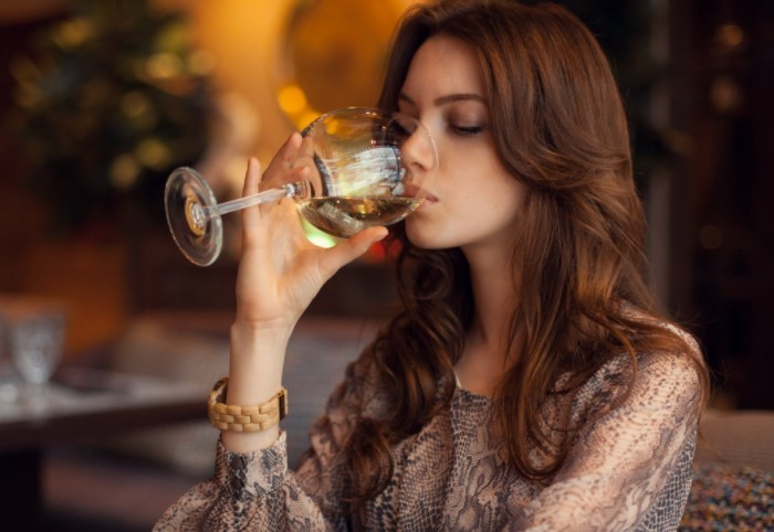 Из-за того, что в женских тканях содержится меньше воды, они быстрее пьянеют / Фото: blackpantera.ru