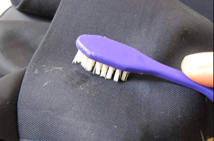Потрите катышки зубной щеткой, двигаясь сверху вниз / Фото: mensblock.ru