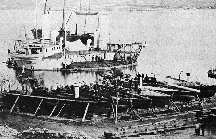 В итоге круглые корабли выполняли роль пугала. В итоге круглые корабли выполняли роль пугала.