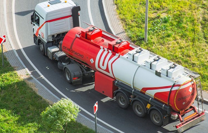 Возле автоцистерны в любом случае опасно