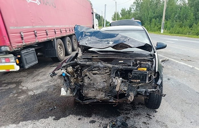 Защищает сминаемый.