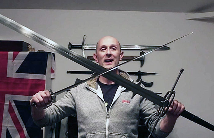 Большой двуручный меч в одной руке