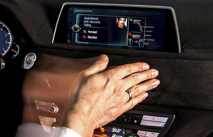 Жестами пользоваться неудобно