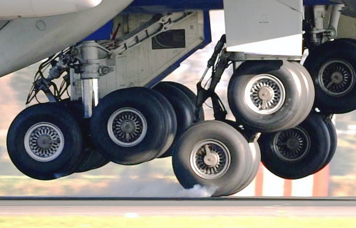 Как на огромном авиалайнере появились квадратные колёса Как на огромном авиалайнере появились квадратные колёса Airbus, колесо, давление, когда, самолёт, чтобы, посадки, просто, инженеры, время, лайнер, форма, системы, почти, буквально, выглядело, может, через, десятки, падает