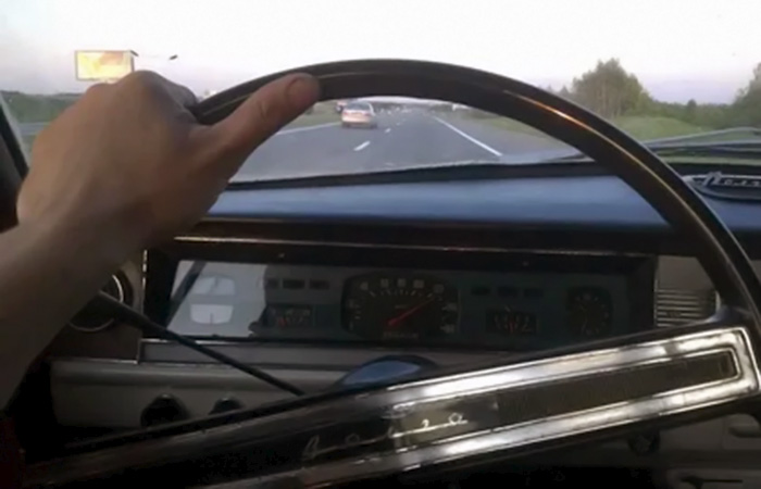 Тонкий обод большого рулевого колеса.