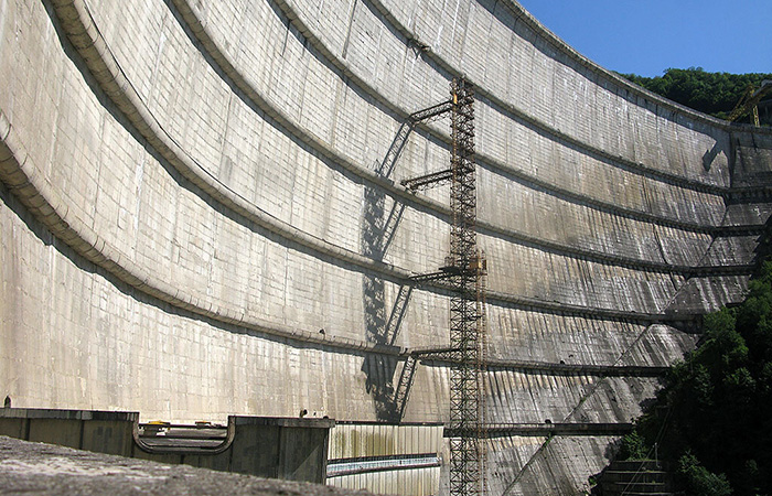 Плотина прочная, но не монолитная Плотина прочная, но не монолитная