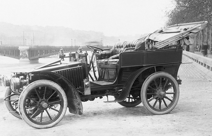 Самый первый автомобиль с барабанными тормозами.
