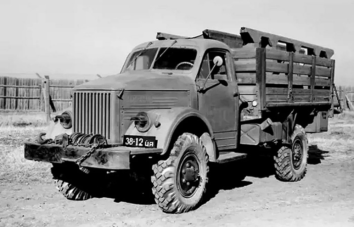 Грузовик создавался для бездорожья и сложных условий. Грузовик создавался для бездорожья и сложных условий.