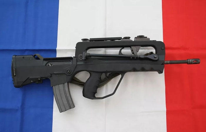 Французская винтовка FAMAS./ Фото: arhkurs29.ru