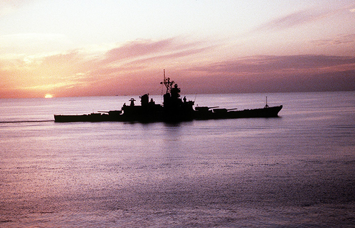 Силуэт корабля на закате./ Фото: airbase.ru