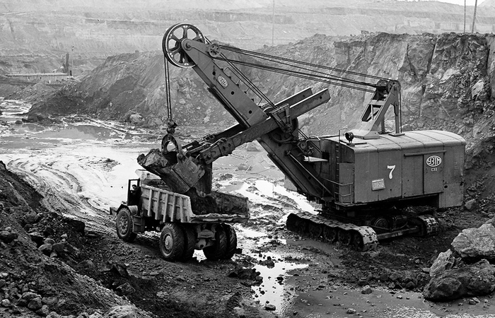 Похожий на болото карьер