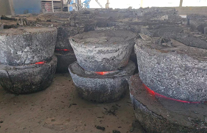 Застывшие болванки карбида Застывшие болванки карбида