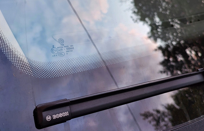 Точки на стекле скрывают монтажные швы