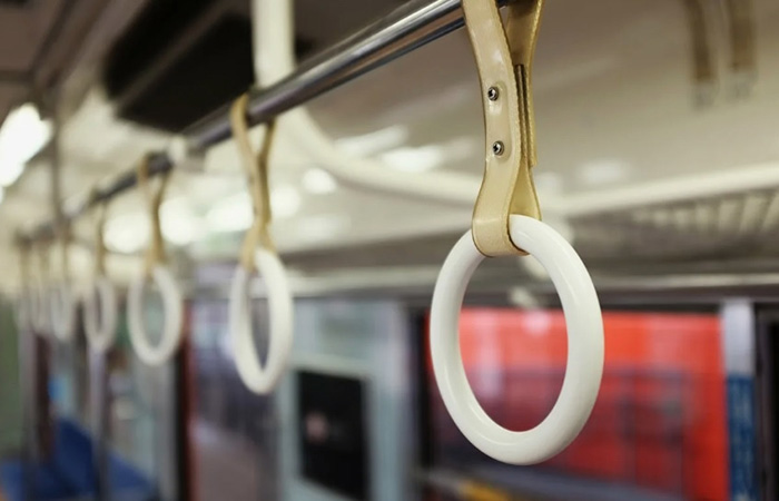 Подвесные ручки в транспорте