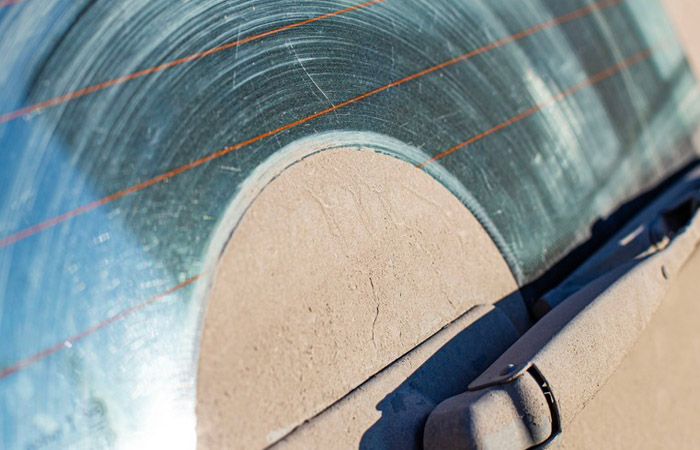 Стеклоочиститель на заднем стекле./ Фото: slashgear.com Стеклоочиститель на заднем стекле./ Фото: slashgear.com