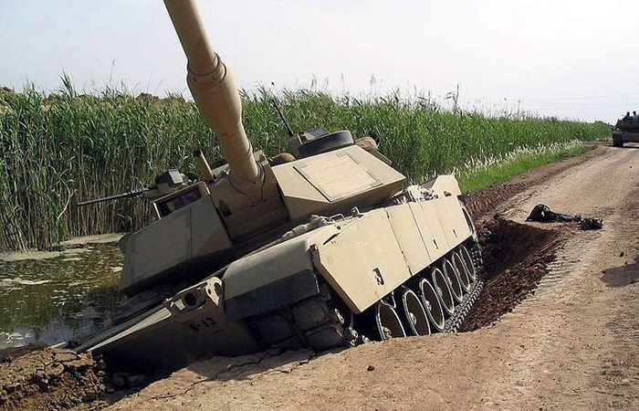 Дорога не выдержала веса Абрамса Дорога не выдержала веса Абрамса