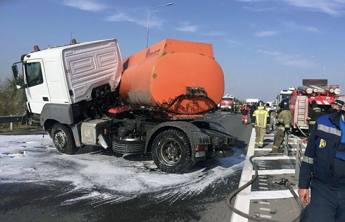 Следствие аварии - улетевшая вперёд цистерна