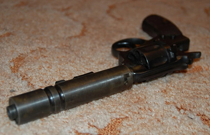 Наган с глушителем./ Фото: imgur.com Наган с глушителем./ Фото: imgur.com