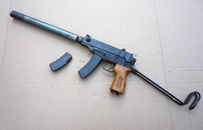 С глушителем и прикладом С глушителем и прикладом