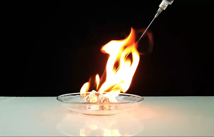 Реакция с водой - горючий ацетилен Реакция с водой - горючий ацетилен