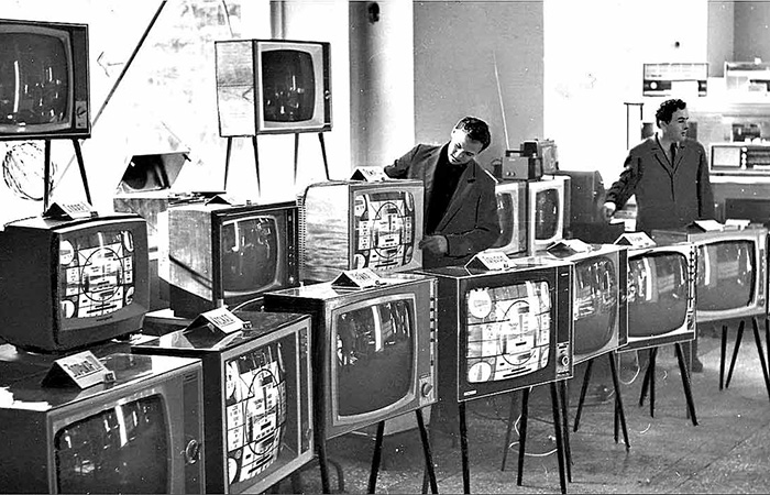 Советский магазин электроники.