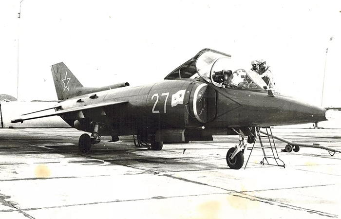 Штурмовик Як-38.