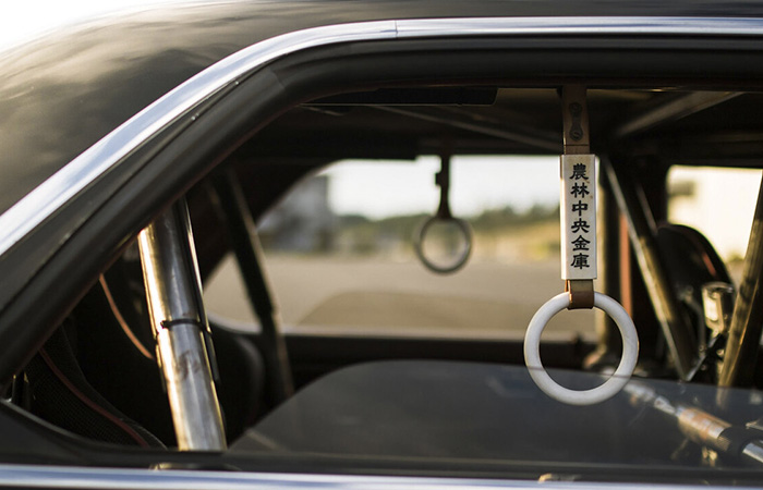 В машине тоже им нашли место