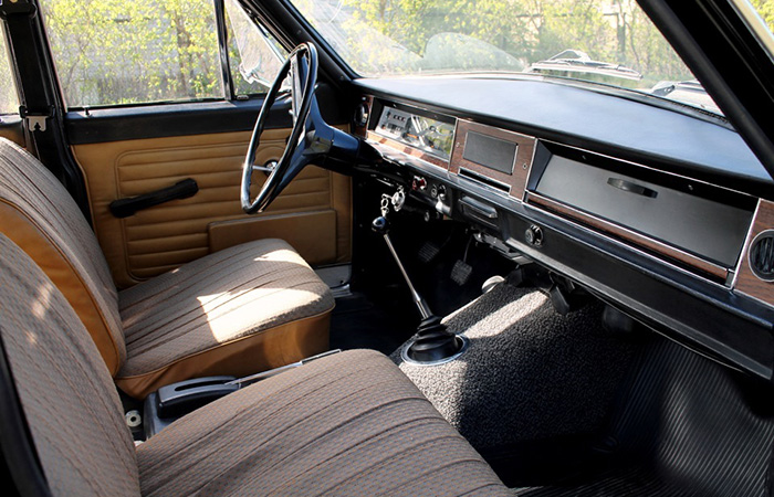 Руль, установленный под углом.