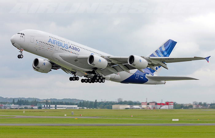 Самолёт получился просто огромный