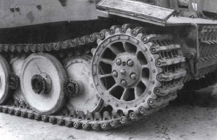 Это был гибрид колеса и гусеничного трака.