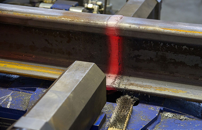 Бесстыковой путь - сваренные между собой рельсы Бесстыковой путь - сваренные между собой рельсы