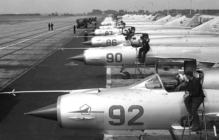 МиГ-21 стал одним из самых массовых самолётов. МиГ-21 стал одним из самых массовых самолётов.