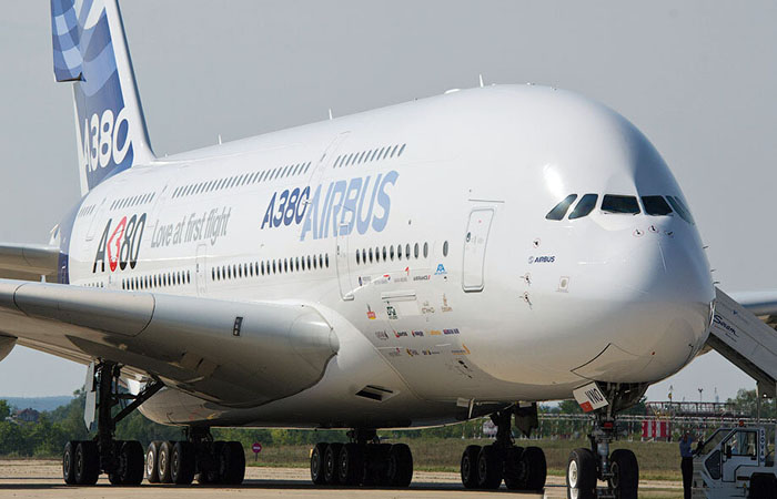 Новенький Airbus A380 стоит 400-600 миллионов долларов. Новенький Airbus A380 стоит 400-600 миллионов долларов.