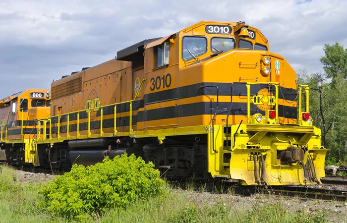 Тепловоз с прожектором в центре.